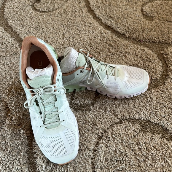 On Cloudflow Women’s Running Shoe In Aloe/White size 10.5 worn inside once - Picture 5 of 16